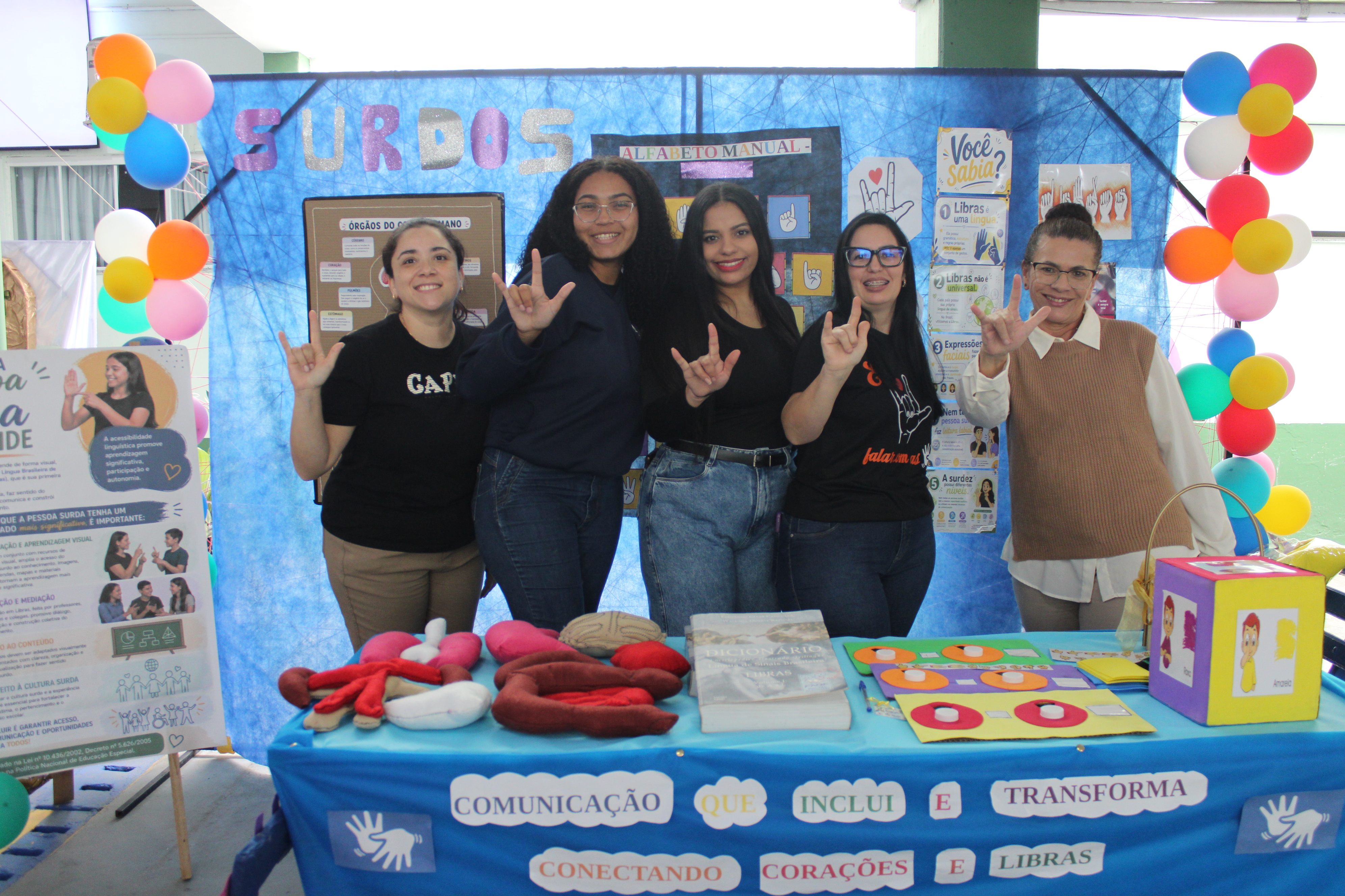 Unespar Paranaguá promove a 12.ª edição do Seudi, evento voltado à inclusão e diversidade humana 1 Na foto, as estudantes do 4.ª ano de Pedagogia vespertino da Unespar, Kethaelyn Vitória dos Santos Francisco , Pamela Kerolaine Tibiriça Gonçalves Maia, Camila de Cassia Rocha Bock e Ana Paula Correia Matoso, além da professora professora do Colegiado de Pedagogia, Rosineide Cirino (Foto: Folha do Litoral News)