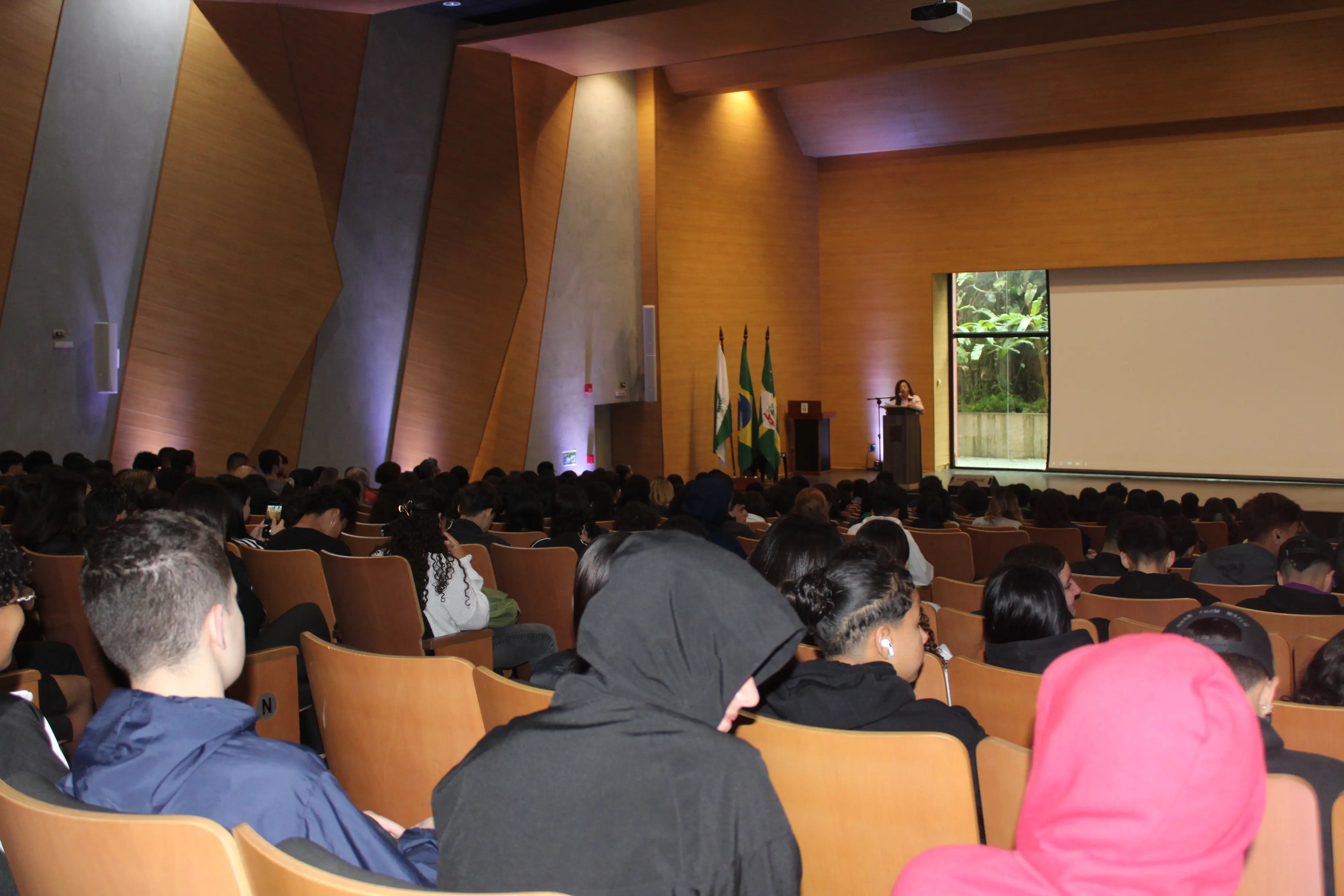 Evento reúne autoridades, especialistas, representantes de empresas, estudantes e membros da comunidade