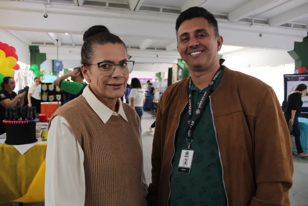 Unespar Paranaguá promove a 12.ª edição do Seudi, evento voltado à inclusão e diversidade humana 3 Na foto, a professora Rosineide Cirino, e o professor de Libras da Unespar, Ednilson Assenção (Foto: Folha do Litoral News)