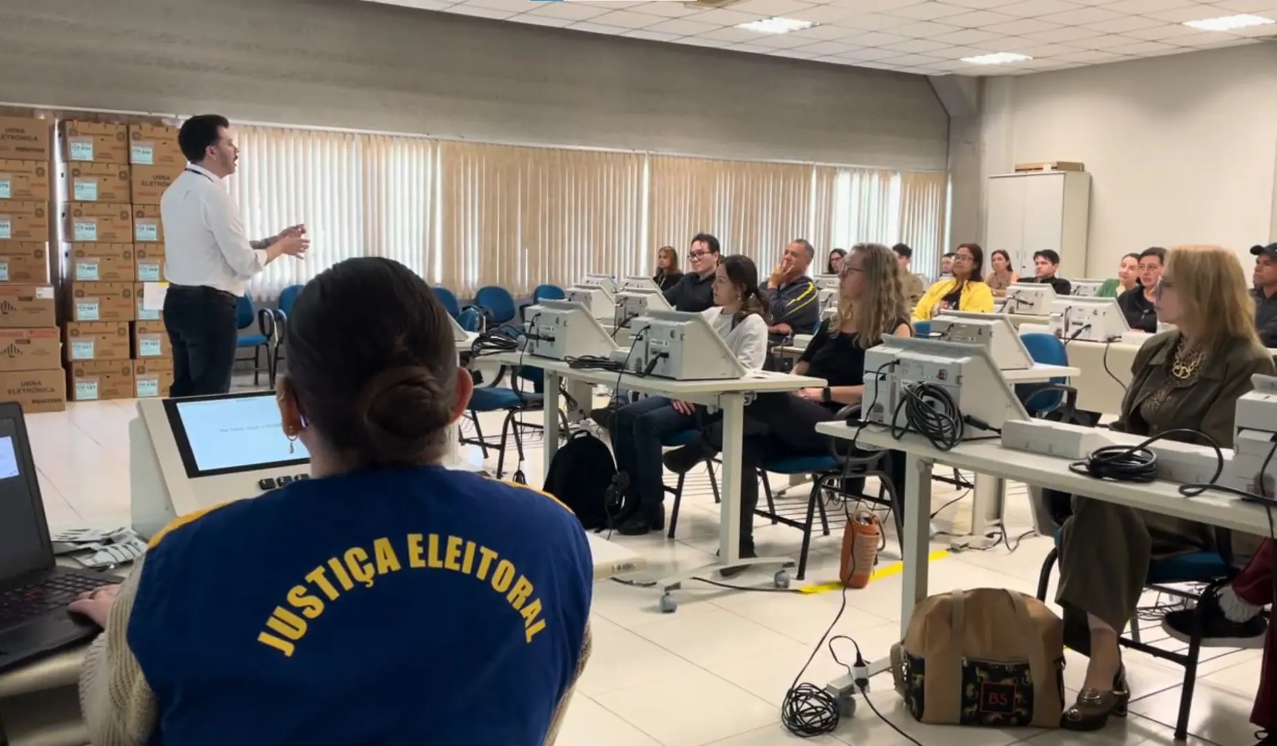 Justiça Eleitoral do Paraná iniciou nesta segunda-feira, 17, o treinamento dos cerca de 110 mil mesários e 38 mil colaboradores que atuarão nas Eleições Gerais de 2026