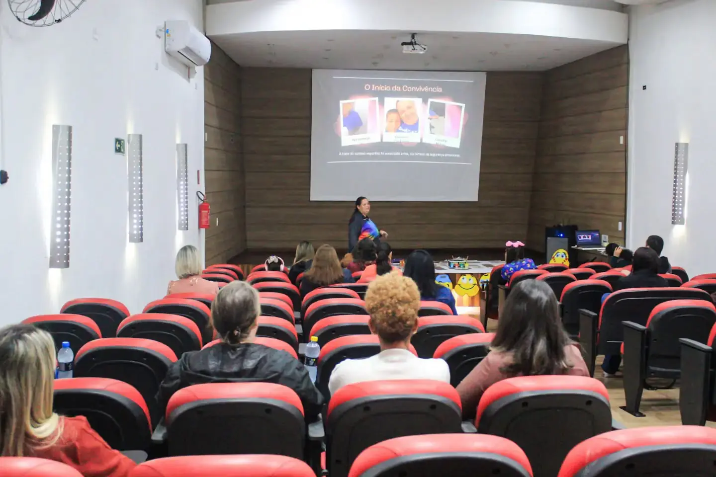 Formação continuada destaca práticas para fortalecer educação inclusiva em Paranaguá 1 Profissionais da educação participaram de um encontro de formação continuada com foco em “Práticas e Experiências Inovadoras na Educação Inclusiva” (Foto: Semedi/Prefeitura de Paranaguá)