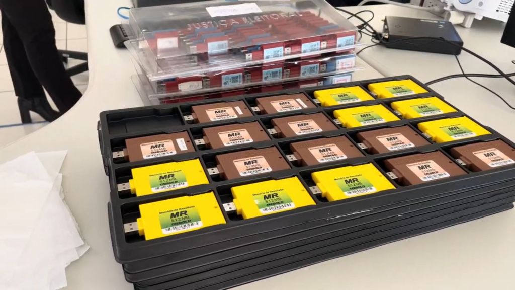 Além do treinamento digital, a Justiça Eleitoral disponibiliza materiais complementares para consulta. Entre eles está o Manual do Mesário, produzido pelo TSE, que reúne orientações detalhadas sobre as atividades desempenhadas no dia da eleição. Também estão disponíveis vídeos e cartilhas no Portal dos Mesários e Colaboradores do TRE-PR
