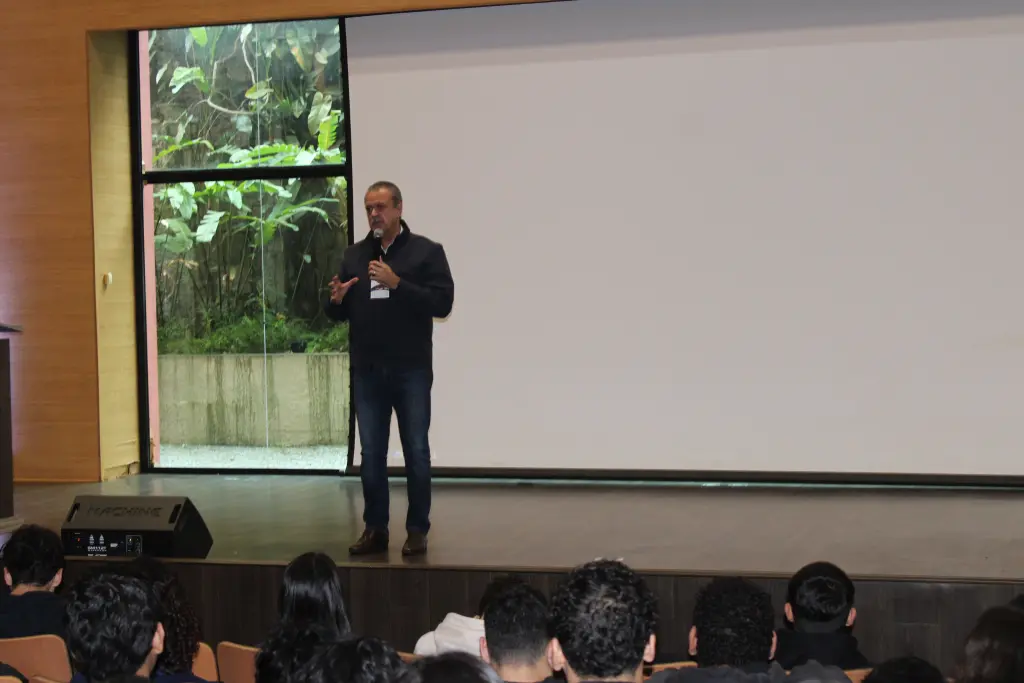 O secretário de Estado do Desenvolvimento Sustentável, Everton Luiz Costa Souza, participou da abertura do fórum e reforça a relevância do debate para o fortalecimento da relação entre os municípios e a atividade portuária
