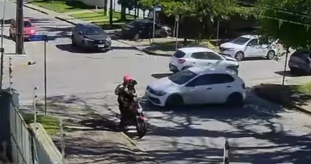 FLAGRANTE: Câmera de segurança registra acidente entre dois carros na região central de Paranaguá 1 acidente