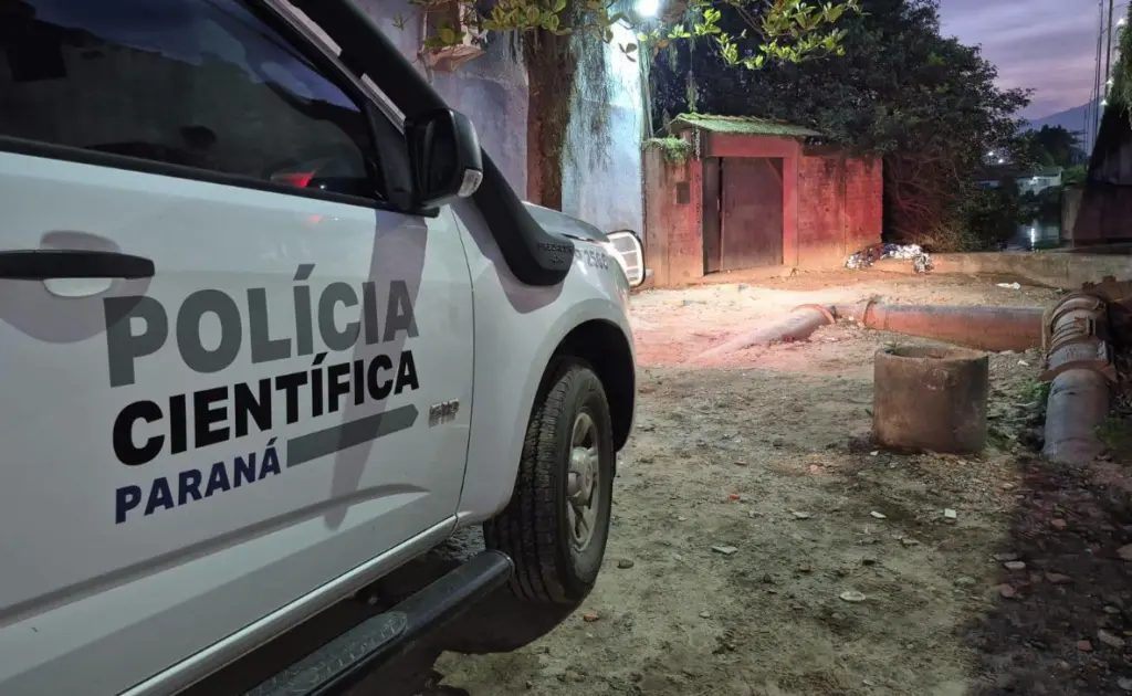 Homem é executado em plena luz do dia em Paranaguá; vítima foi atingida por 8 tiros 2 executado rua