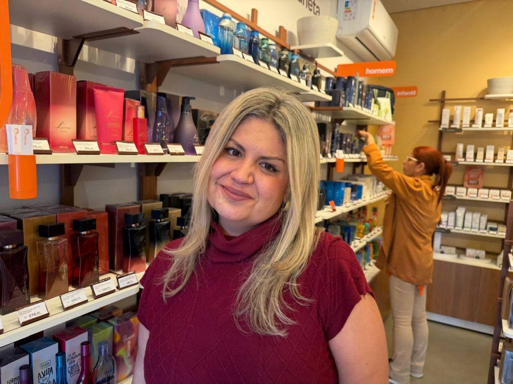 Dia dos Pais: Comerciantes de Paranaguá destacam expectativa alta para vendas neste fim de semana 2 Na foto, Rafaella Lobo de Mello, sócia-proprietária da loja Natura Belíssima Paranaguá (Foto: Folha do Litoral News)