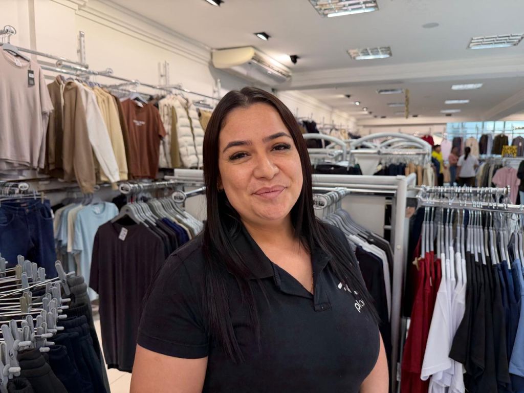 Dia dos Pais: Comerciantes de Paranaguá destacam expectativa alta para vendas neste fim de semana 3 Na foto, Jéssica Menim, uma das gerentes operacionais da loja Planeta (Foto: Folha do Litoral News)
