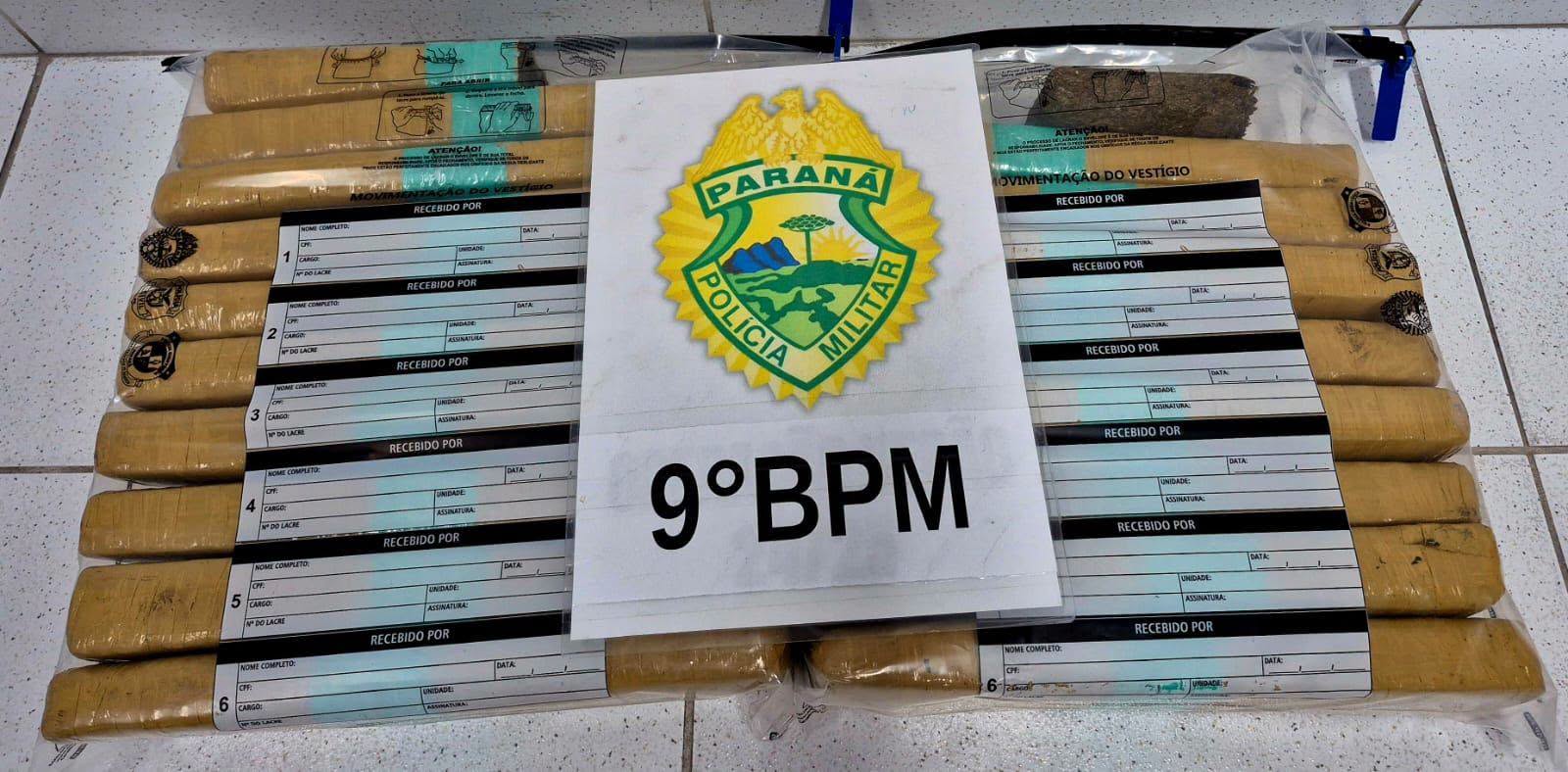 OPERAÇÃO OMNIS: PM apreende quase 15 quilos de maconha em Paranaguá 1 Dentro da mochila que o adolescente carregava, os policiais encontraram vários tabletes e pedaços de maconha
