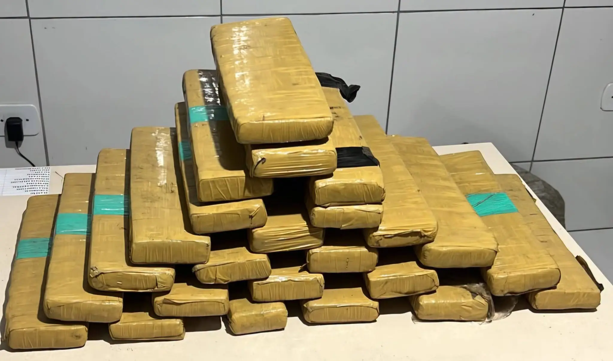 Patrulha Costeira apreende 18 quilos de maconha durante abordagem de trânsito em Antonina 1 foto01 45