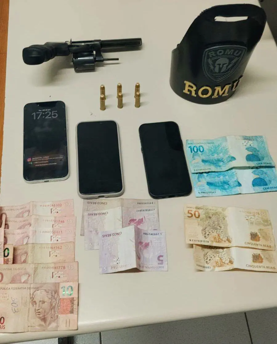 ROMU apreende arma de fogo, munições e dinheiro durante patrulhamento ostensivo no bairro Jardim Iguaçu, em Paranaguá 1 foto01 46