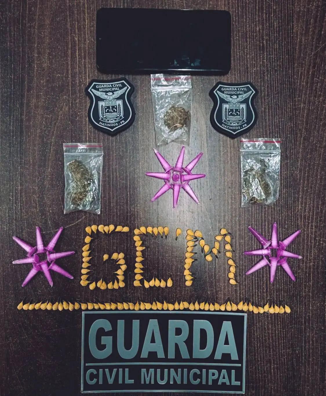 GCM prende suspeito de envolvimento com o tráfico de drogas em Matinhos; indivíduo estava enrolado em um cobertor 1 foto01 48