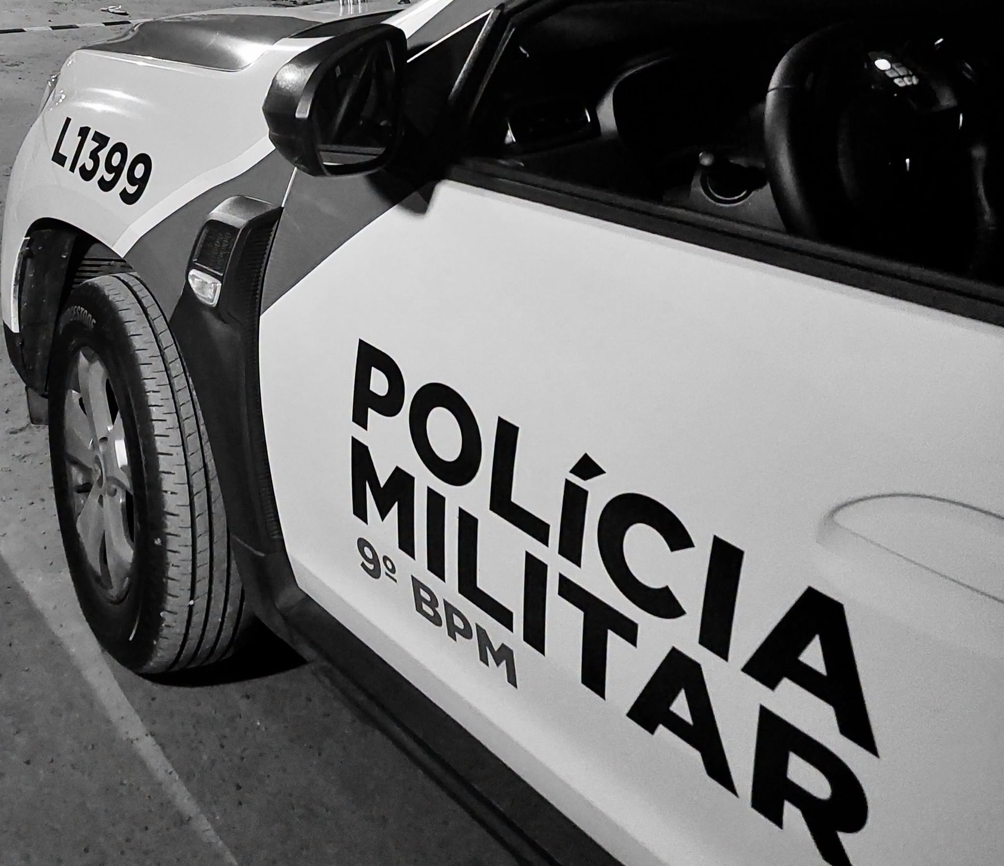 Mulher mantida em cárcere privado foge do local e aciona a Polícia Militar em Guaratuba; o companheiro da vítima foi preso em flagrante 1 A vítima contou aos policiais militares que mantinha uma relação amorosa com o homem, de 34 anos, e que ele tinha várias passagens pela polícia