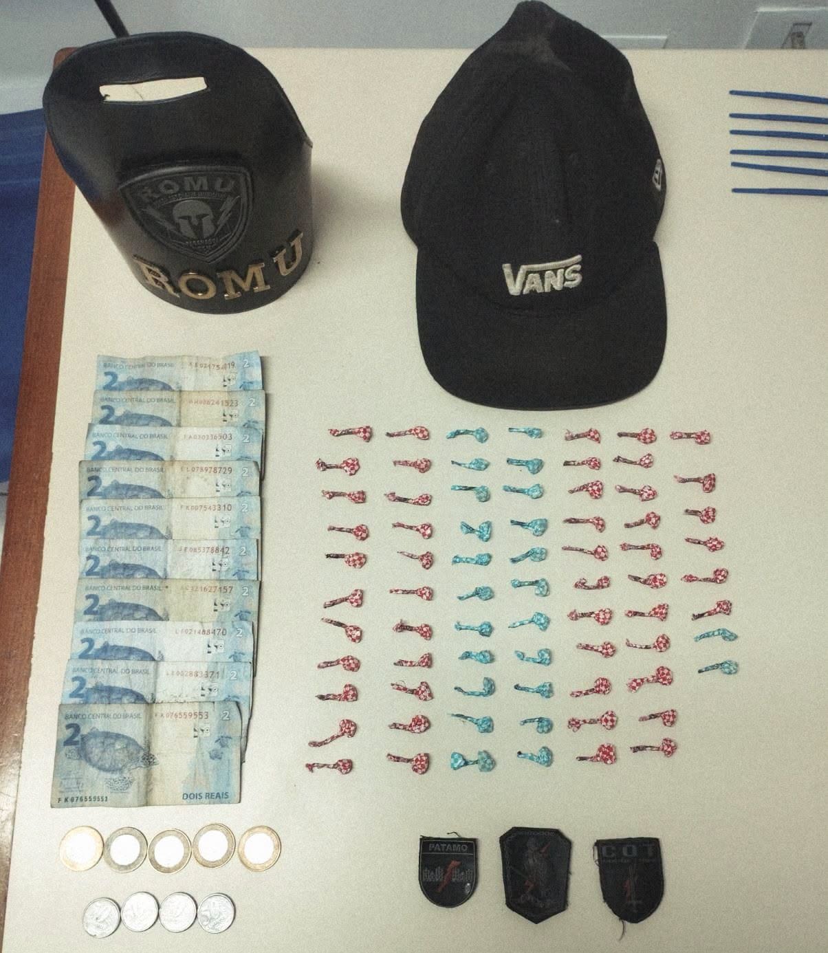 ROMU flagra mulher com 75 pedras de crack e dinheiro trocado na Vila Rute em Paranaguá 1 Dentro da jaqueta que a mulher vestia foram encontradas 75 pedras de crack, embaladas e prontas para serem comercializadas