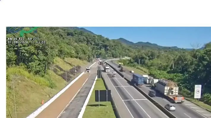 Caminhão carregado com soja invade área de escape na BR-277 em Morretes 1 O motorista da carreta, carregada com aproximadamente 40 toneladas de soja, foi atendido no local pelas equipes da concessionária – Foto: EPR Litoral Pioneiro
