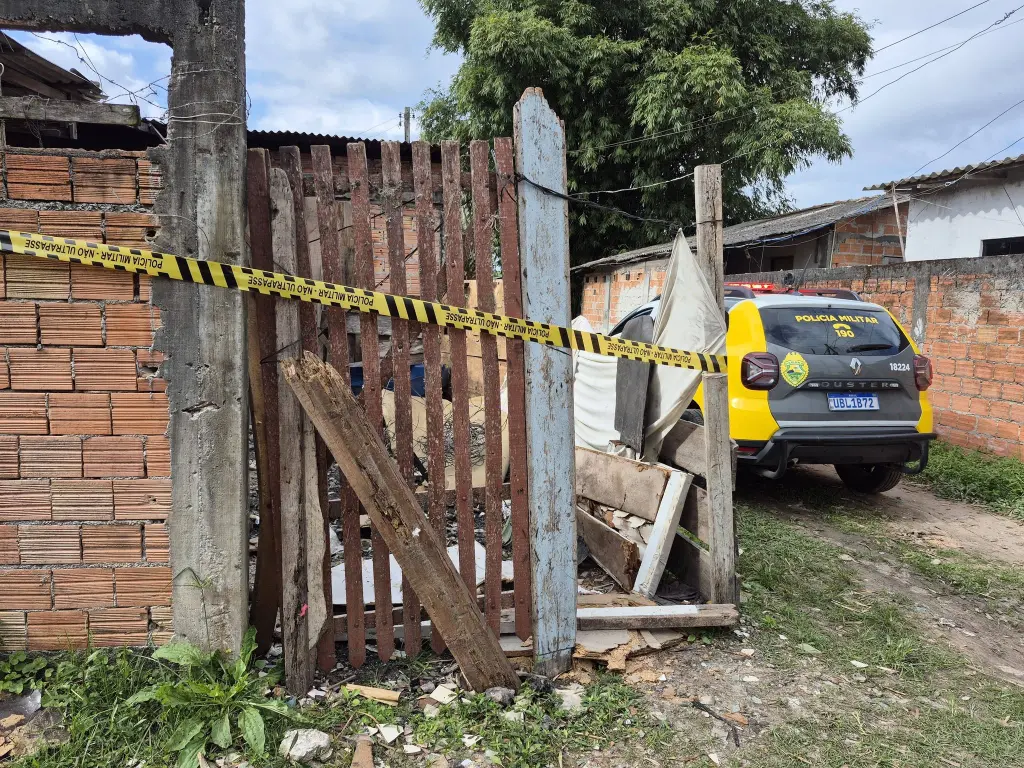 A vítima estava com as mãos e pés amarrados, marcas no pescoço, indicando que ela pode ter sido asfixiada e um sabonete dentro da boca