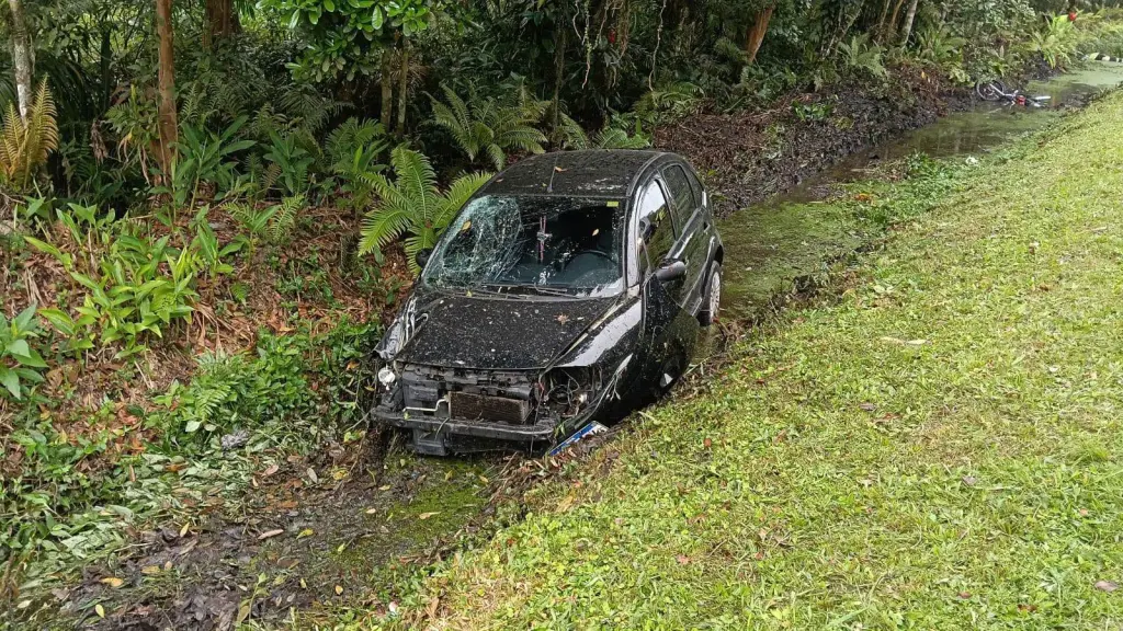 Com o choque, os dois veículos caíram na valeta ao lado da estrada – Foto: Elísio Junior - Litoral News PR