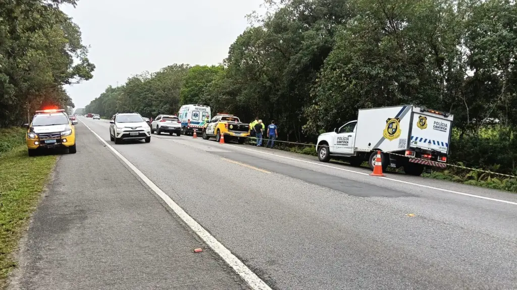 O corpo de Rodrigo foi periciado pela Polícia Científica e encaminhado para o necrotério do órgão estadual, onde passou por exames complementares – Foto: Elísio Junior - Litoral News PR