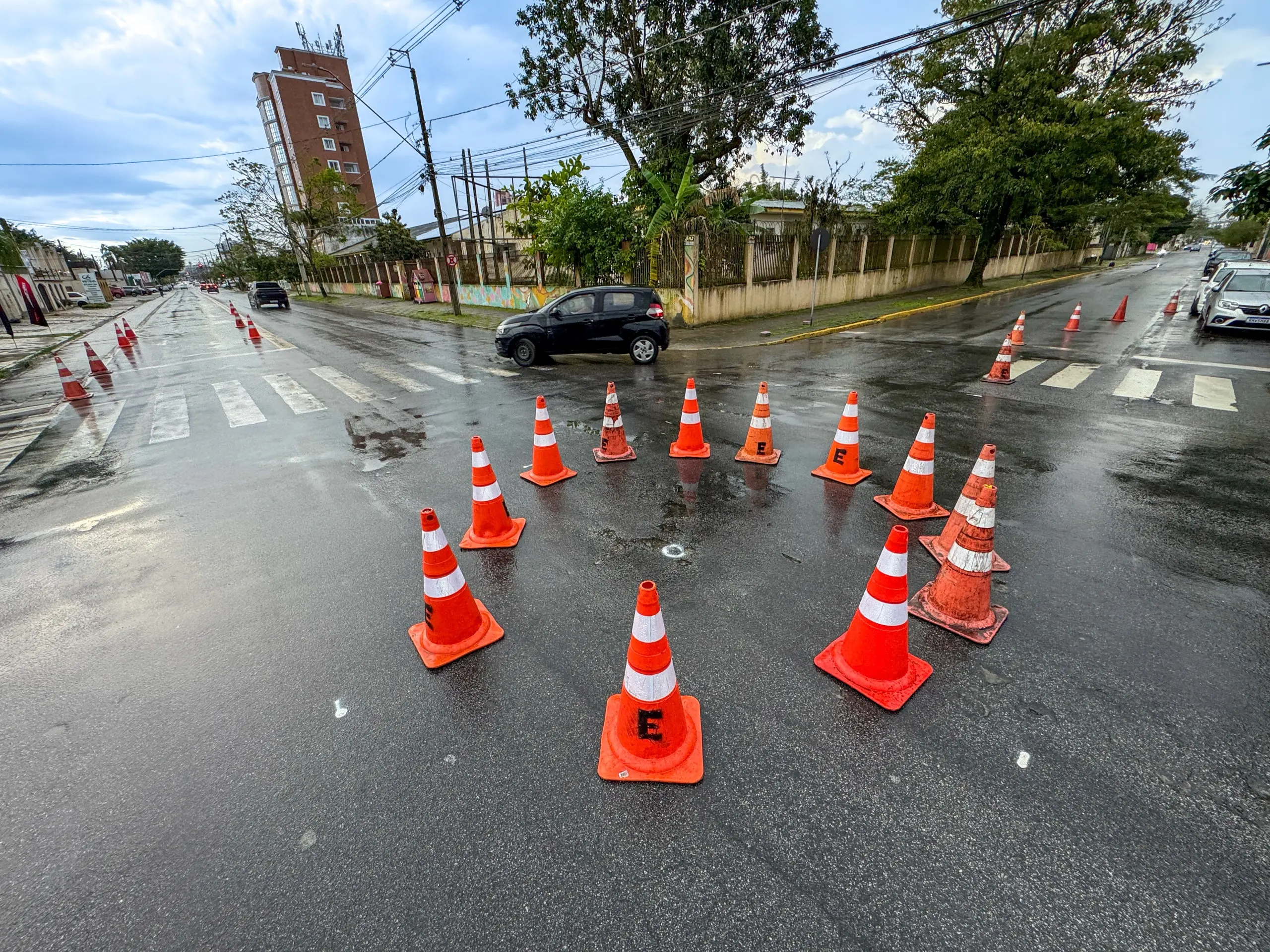 Em projeto-teste, rotatória é instalada entre as ruas dos Expedicionários e José Gomes, em Paranaguá 1 1rotatoria
