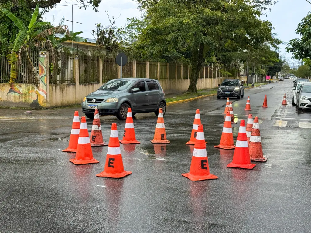 Em projeto-teste, rotatória é instalada entre as ruas dos Expedicionários e José Gomes, em Paranaguá 2 2rotatoria