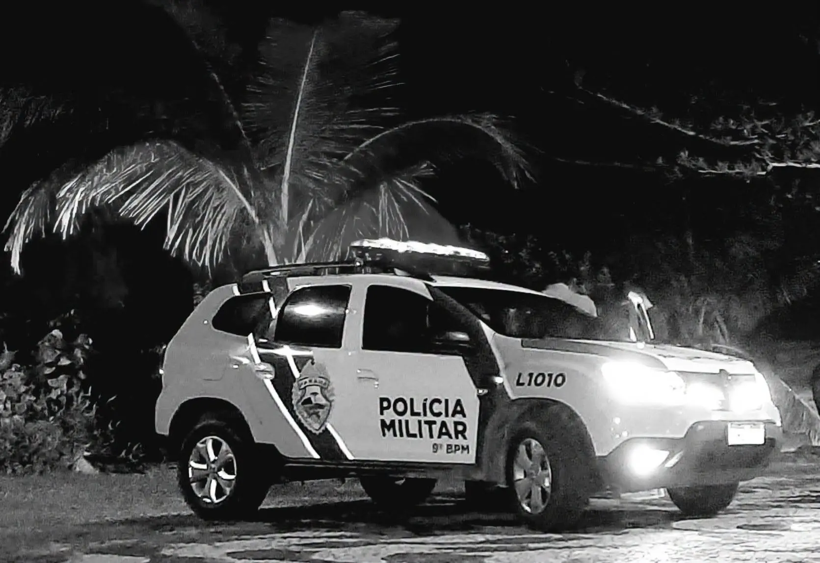 Rapaz é alvejado por vários disparos de arma de fogo em Pontal do Paraná 1 A vítima e a namorada estavam no deck da praia, no balneário de Ipanema, quando o casal foi surpreendido por indivíduos armados que atiraram na sua direção