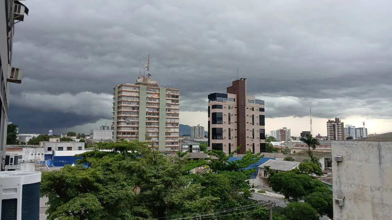 Em área de atenção, ventos podem chegar a 79 km/h nesta sexta-feira no litoral do Paraná 1 Segundo o Simepar, além do elevado potencial para tempo severo, são esperados acumulados expressivos de chuva nesta sexta-feira (Foto: Arquivo/Folha do Litoral News)