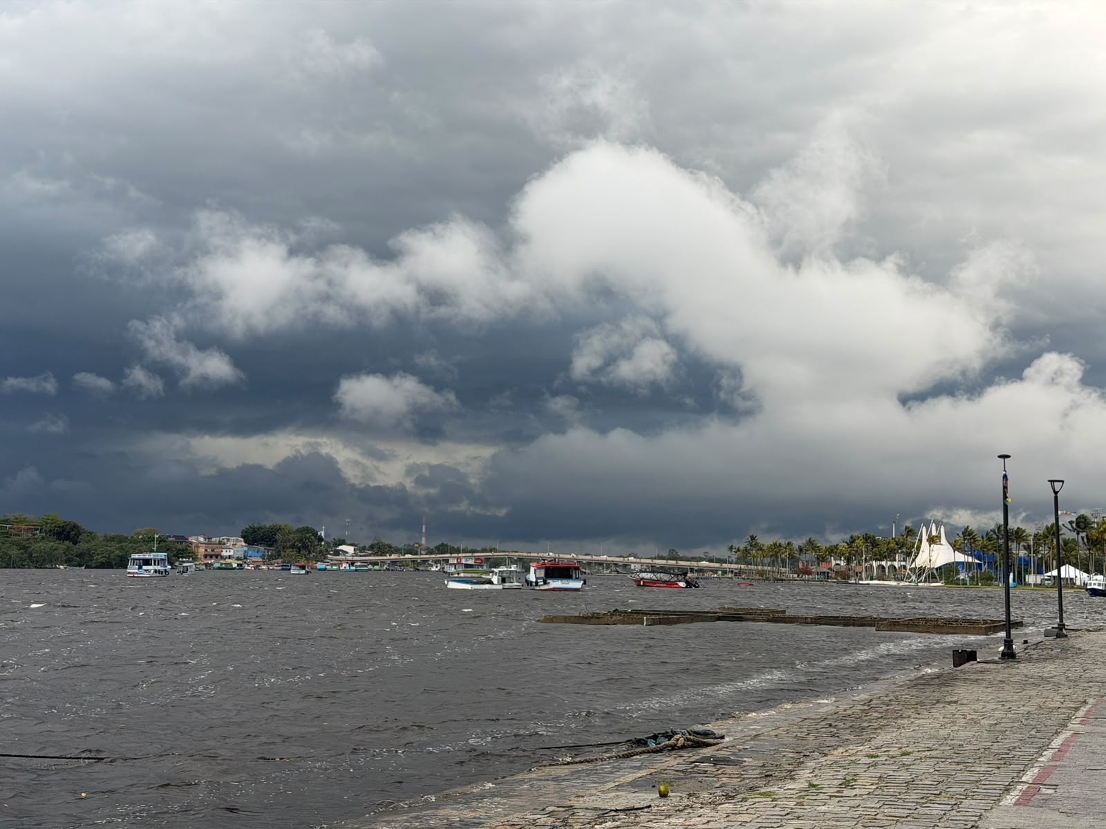 Frente fria deverá trazer chuva e rajadas de vento para o Estado (Foto: Folha do Litoral News)