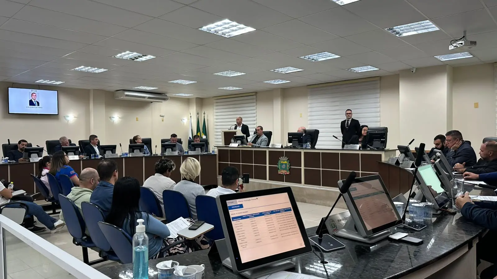 Contas de 2023 da gestão Marcelo Roque e Comissão de Finanças e Orçamento são discutidas na Câmara de Paranaguá 1 Conforme a Câmara, atualmente, a comissão analisa as contas e a prestação de contas do exercício de 2023 do ex-prefeito Marcelo Roque (Foto: Folha do Litoral News)
