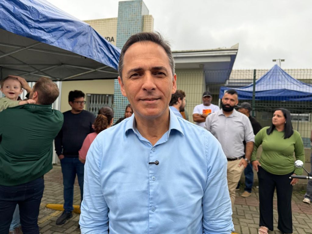  “Nós vamos continuar esse trabalho, porque tem muitos outros bairros que serão contemplados, famílias serão contempladas, e em breve nós também vamos anunciar os nossos primeiros apartamentos de moradia para famílias da nossa cidade”, afirmou o prefeito Adriano Ramos (Foto: Folha do Litoral News)