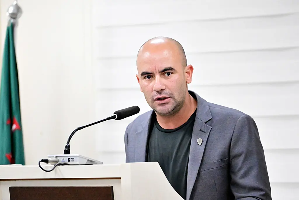 Contas de 2023 da gestão Marcelo Roque e Comissão de Finanças e Orçamento são discutidas na Câmara de Paranaguá 3 “A forma que foi alegado alguns assuntos ali foge totalmente da verdade”, ressaltou o vereador Edilson Caetano (Foto: Divulgação/Câmara de Paranaguá)