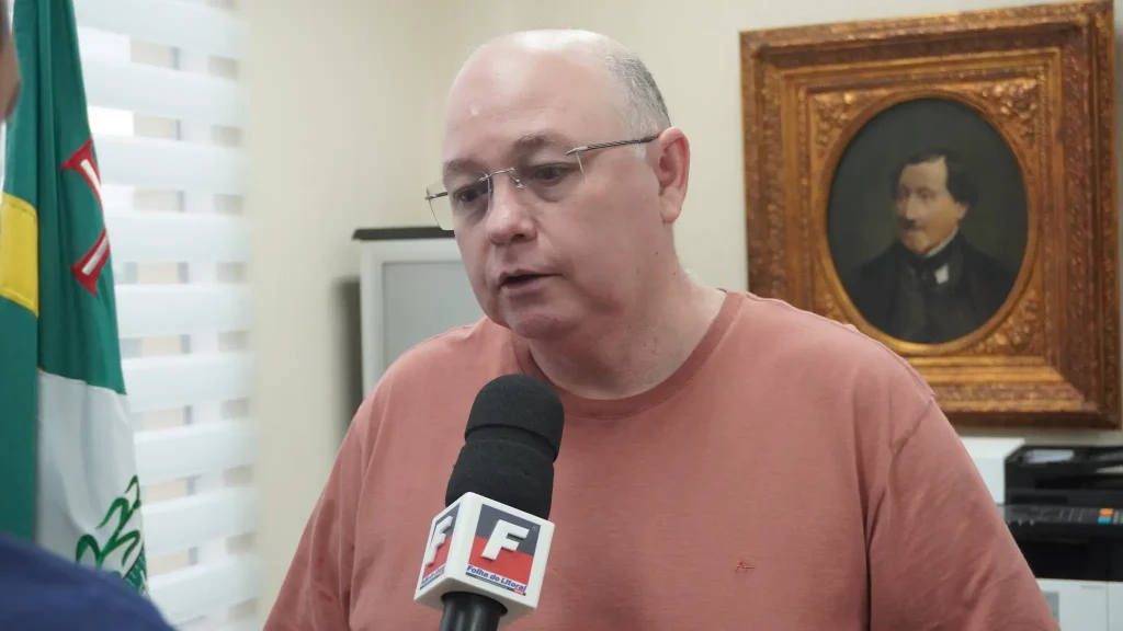 Contas de 2023 da gestão Marcelo Roque e Comissão de Finanças e Orçamento são discutidas na Câmara de Paranaguá 4 “Os termos utilizados na peça de ingresso, ou seja, neste pedido, são pesados. Imputar um colega parlamentar a conduta de desvio de finalidade é algo grave. Penso que é preciso bastante cautela para apurar isto”, pontuou o vereador Adalberto Araújo (Foto: Arquivo/Folha do Litoral News)