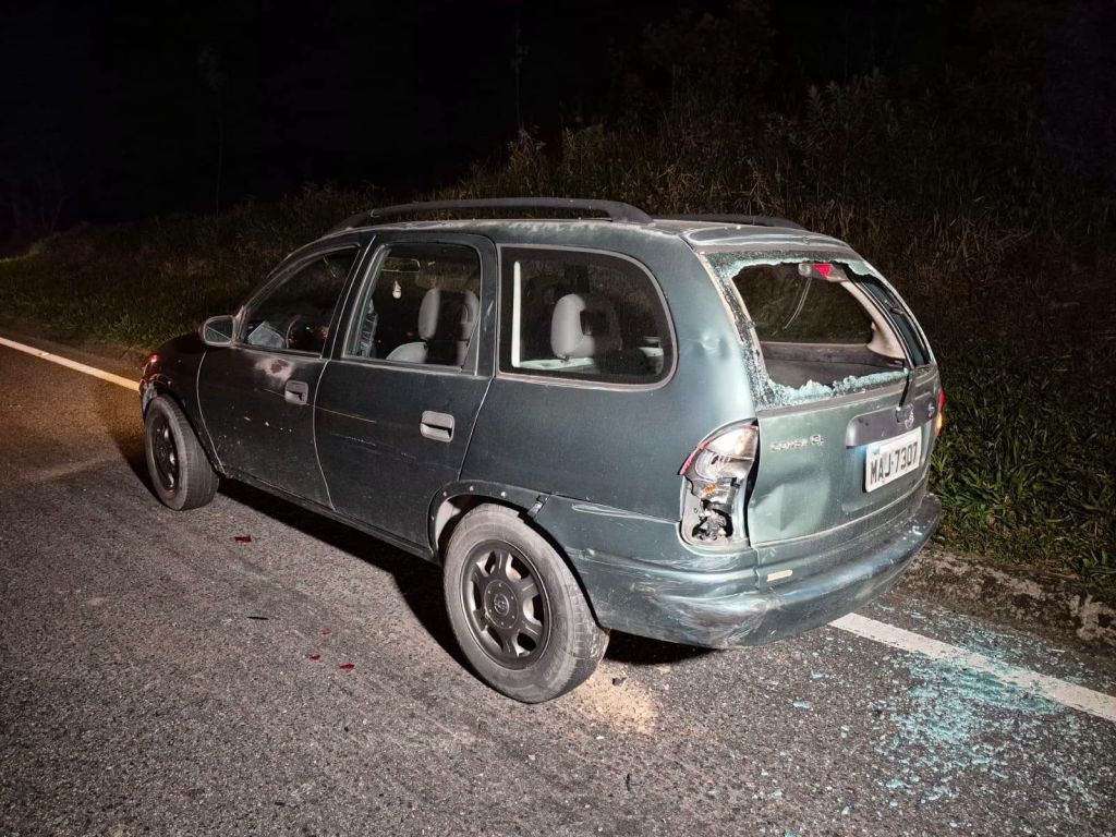 A moto pilotado por Adelmo bateu na traseira de um Chevrolet Corsa Wagon GL, cor verde escuro, que apresentava problemas mecânicos e seguia na faixa da direita 
