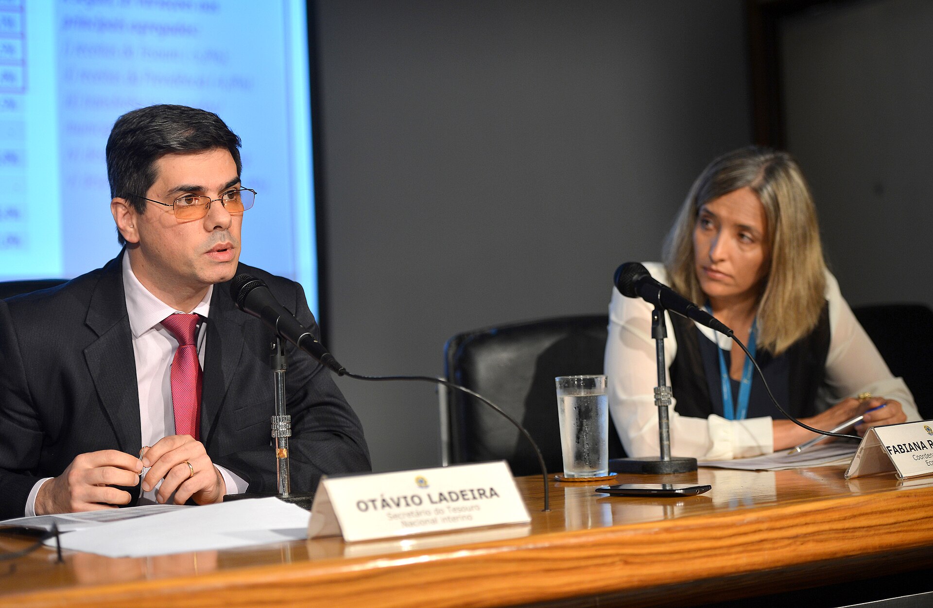 Brasília - Secretário do Tesouro Nacional interino, Otavio Ladeira de Medeiros e a coordenadora-geral de Estudos Econômico-Fiscais do Tesouro Nacional