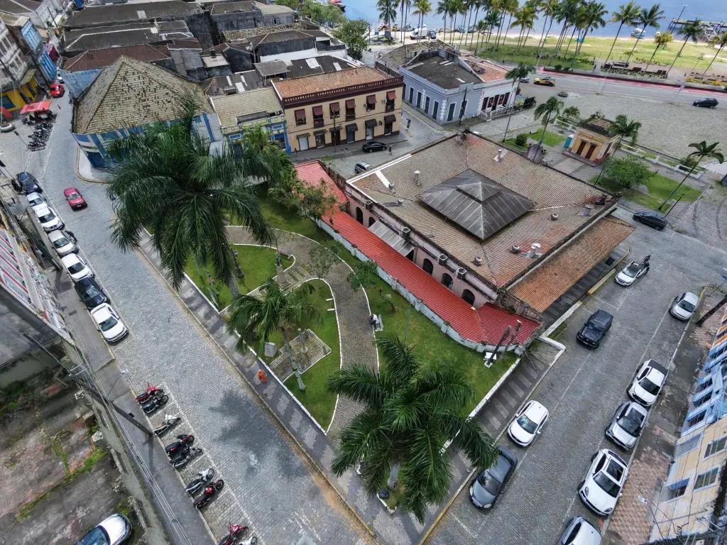 Com reforma do banheiro masculino, Prefeitura de Paranaguá inicia ampla revitalização do Mercado do Café 2 “O Mercado do Café é um patrimônio público, um lugar querido pelos parnanguaras e visitado por turistas. Por isso, precisamos cuidar desse espaço”, afirma o prefeito Adriano Ramos (Foto: Wilson Leandro e Moyses Zanardo/Prefeitura de Paranaguá)