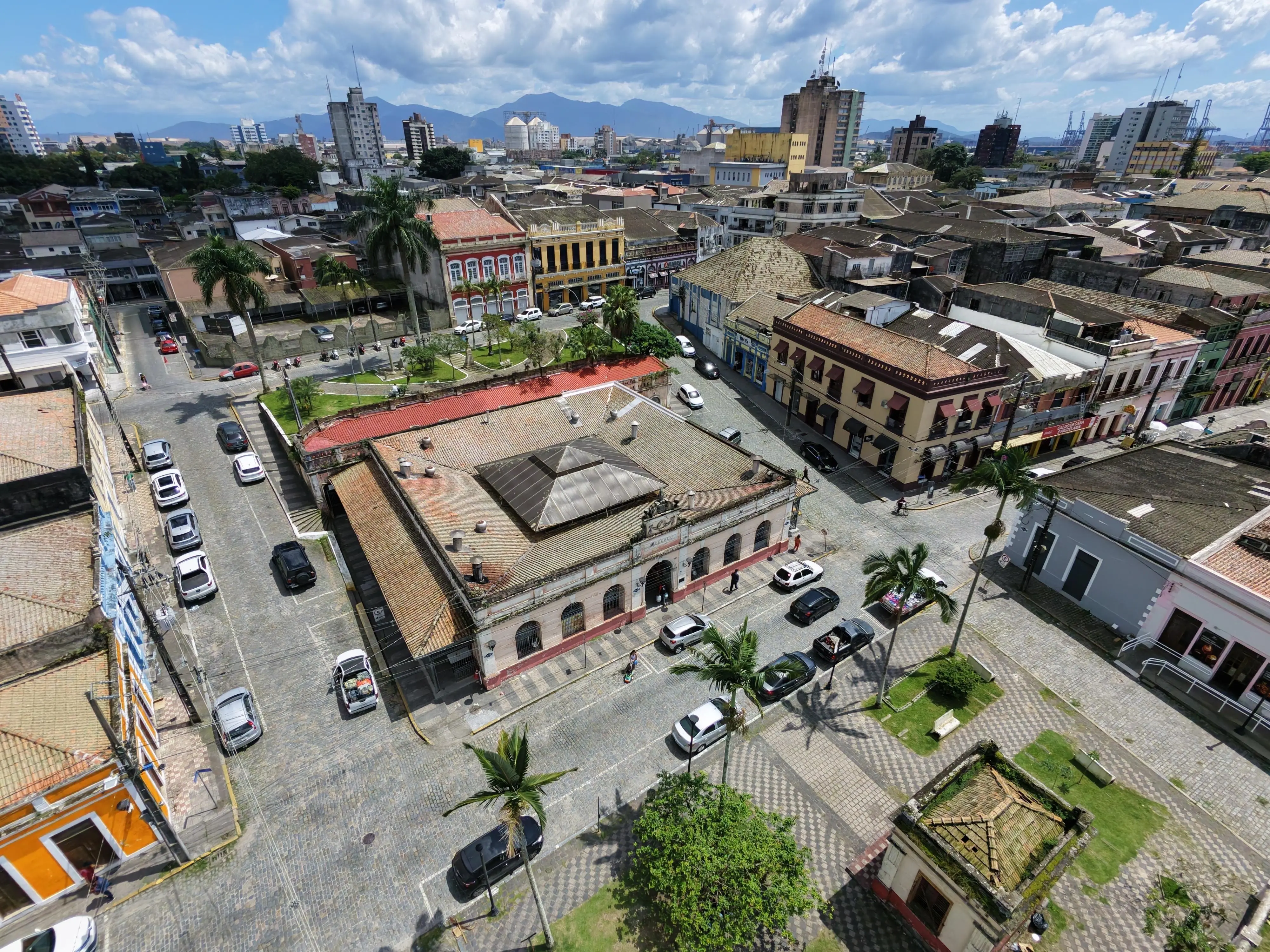 Com reforma do banheiro masculino, Prefeitura de Paranaguá inicia ampla revitalização do Mercado do Café 1 A intervenção no banheiro masculino incluiu a substituição de vasos sanitários, mictórios, portas e revestimentos, além da instalação de piso antiderrapante e da manutenção da rede de esgoto (Foto: Wilson Leandro e Moyses Zanardo/Prefeitura de Paranaguá)