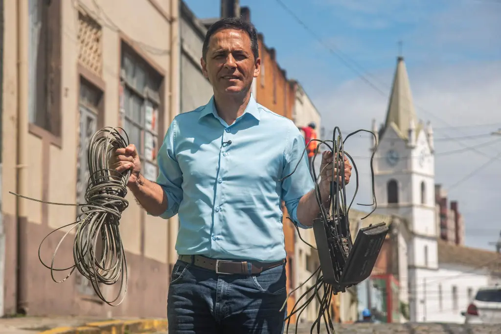 Prefeito Adriano Ramos participou  da ação de retirada na manhã da quinta-feira, 15 (Foto: Moyses Zanardo/Prefeitura de Paranaguá)