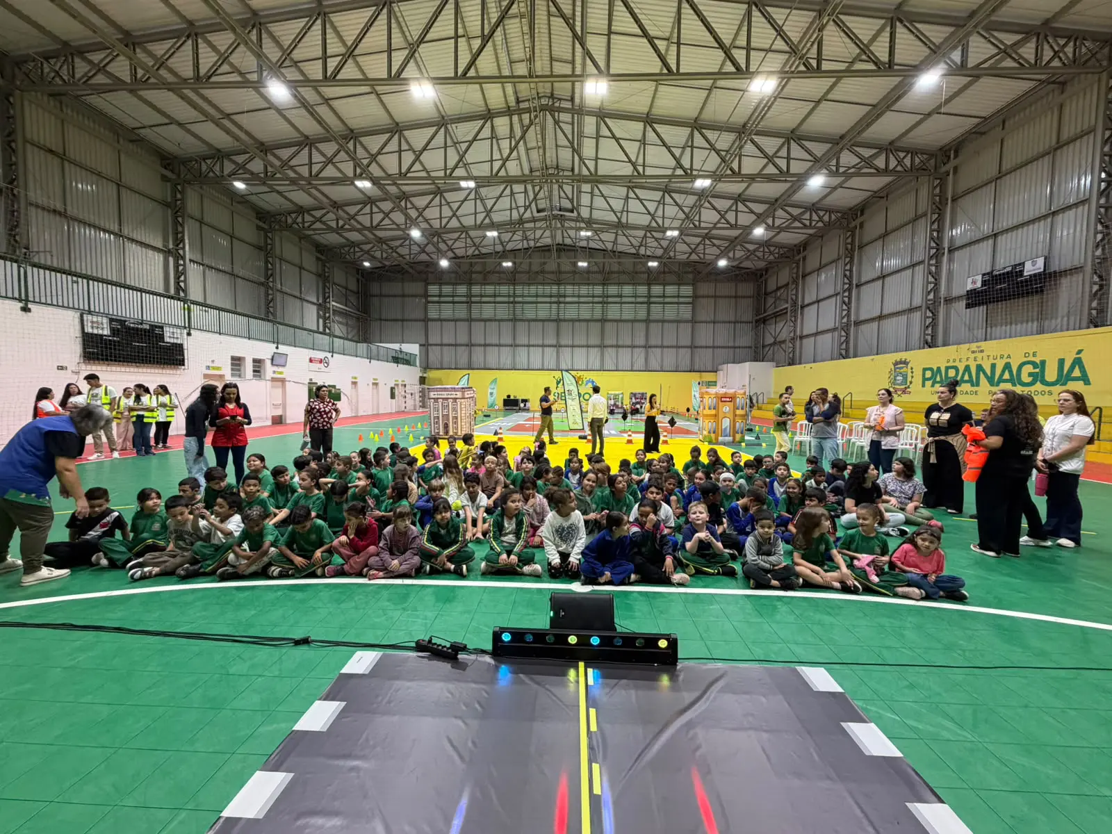 Projeto “Pelos Caminhos do Paraná” inaugura minipista para educação no trânsito em Paranaguá 1 A terceira fase da iniciativa foi realizada no Centro de Iniciação ao Esporte “Hélio Alves”, no Jardim Esperança