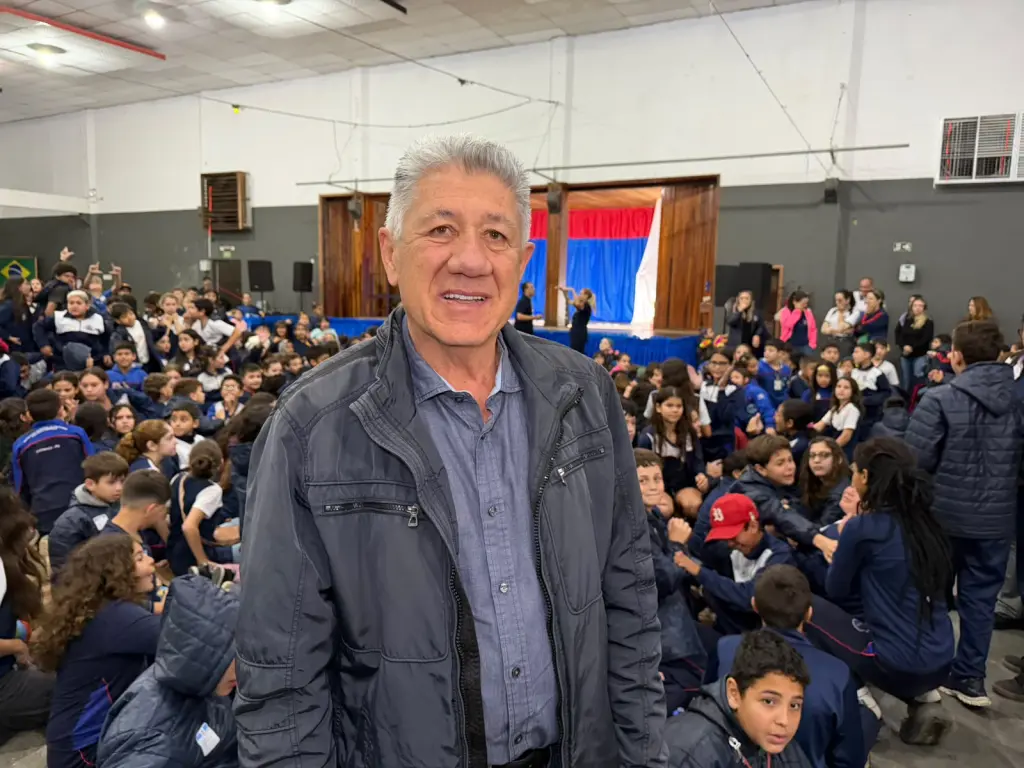 O prefeito Eduardo Dalmora participou da abertura, brincou com as crianças e acompanhou as apresentações realizadas no palco do espaço
