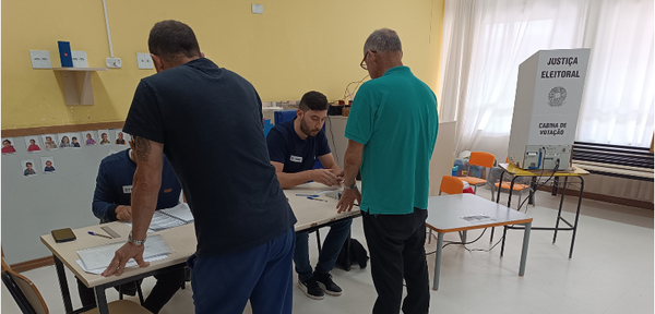 O trabalho também continuou após o encerramento da votação (Foto: TRE-PR)
