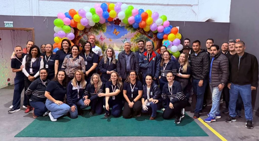 “Estamos antecipando essa comemoração com muita festa, com as Encantadas, com doces, brinquedos, presentes e até pipoca para as nossas crianças. É muita festa e muita alegria, mesmo neste dia chuvoso", afirmou o prefeito Eduardo Dalmora (Foto: Prefeitura de Matinhos)