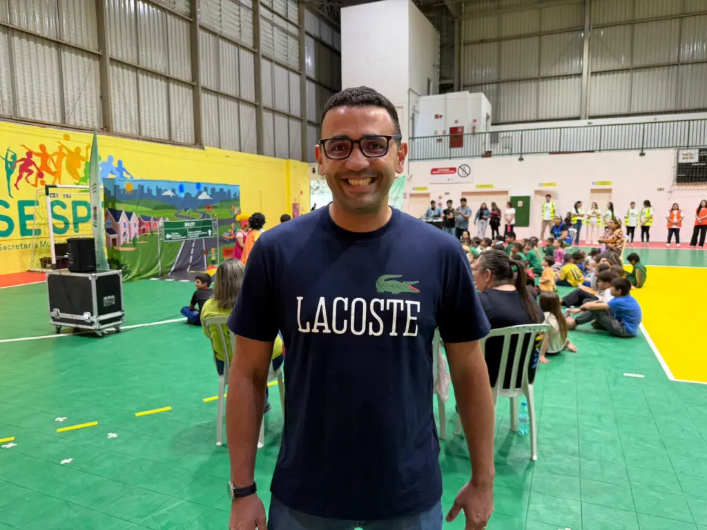Projeto “Pelos Caminhos do Paraná” inaugura minipista para educação no trânsito em Paranaguá 3 “Sabemos o quanto o trânsito é perigoso e é dentro das escolas que nós ensinamos, que transmitimos todo esse conhecimento e as nossas crianças são a base dentro de casa”, ressaltou o secretário de Educação e Ensino Integral de Paranaguá, Thiago Sonho