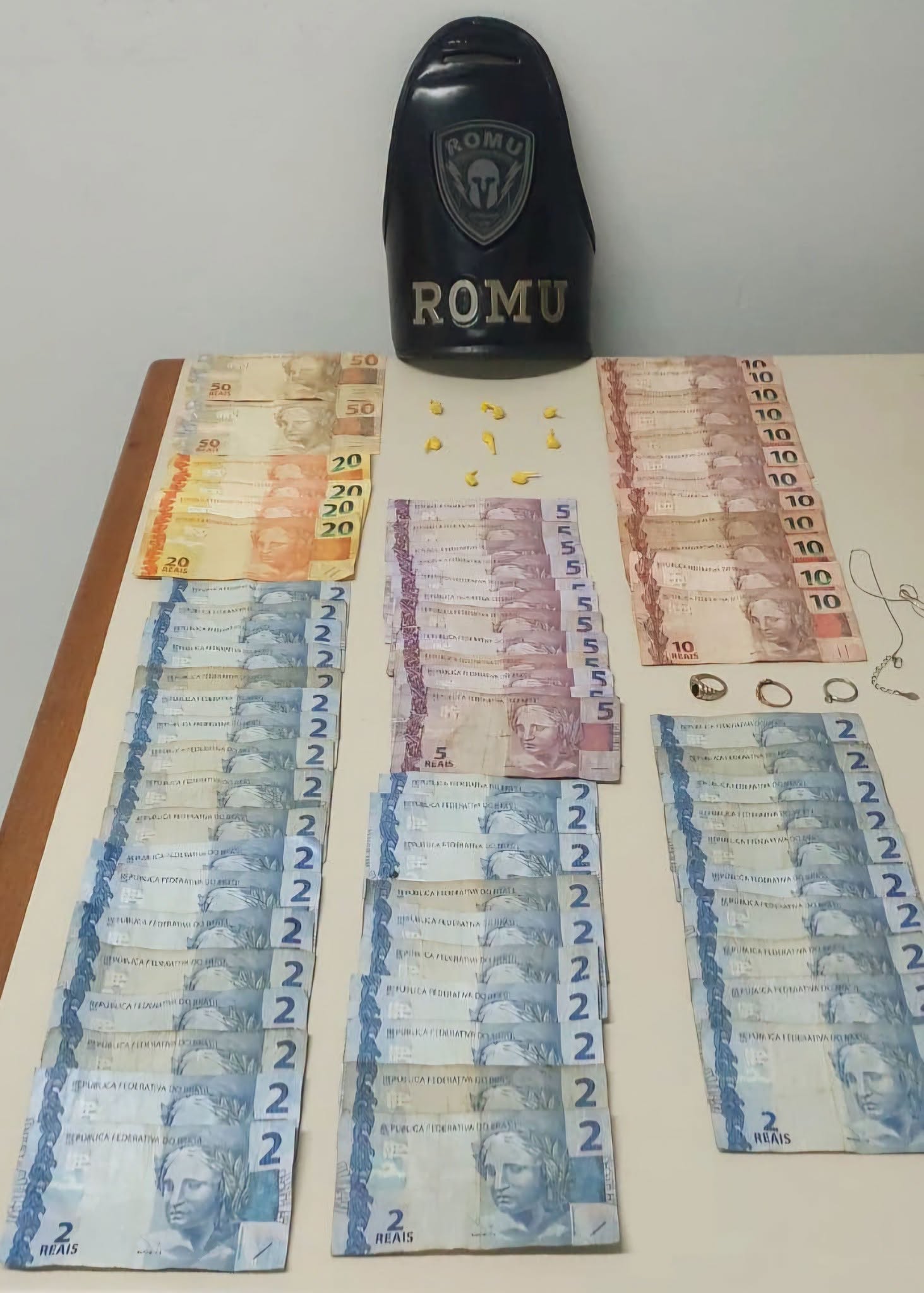 ROMU encontra dinheiro e pedras de crack dentro de um mocó na Vila Padre Jackson, em Paranaguá 1 As pedras de crack e o dinheiro apreendidos pelos guardas municipais estavam no interior de um sofá