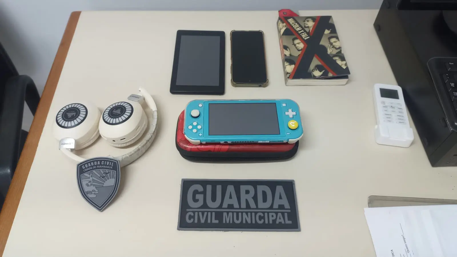 Ação rápida da GCM recupera bolsa furtada na frente de um estabelecimento comercial em Paranaguá 1 Dentro dabolsa recuperada pela GCM estavam um tablet, um videogame, um fone de ouvido, um aparelho celular, um caderno e livros didáticos