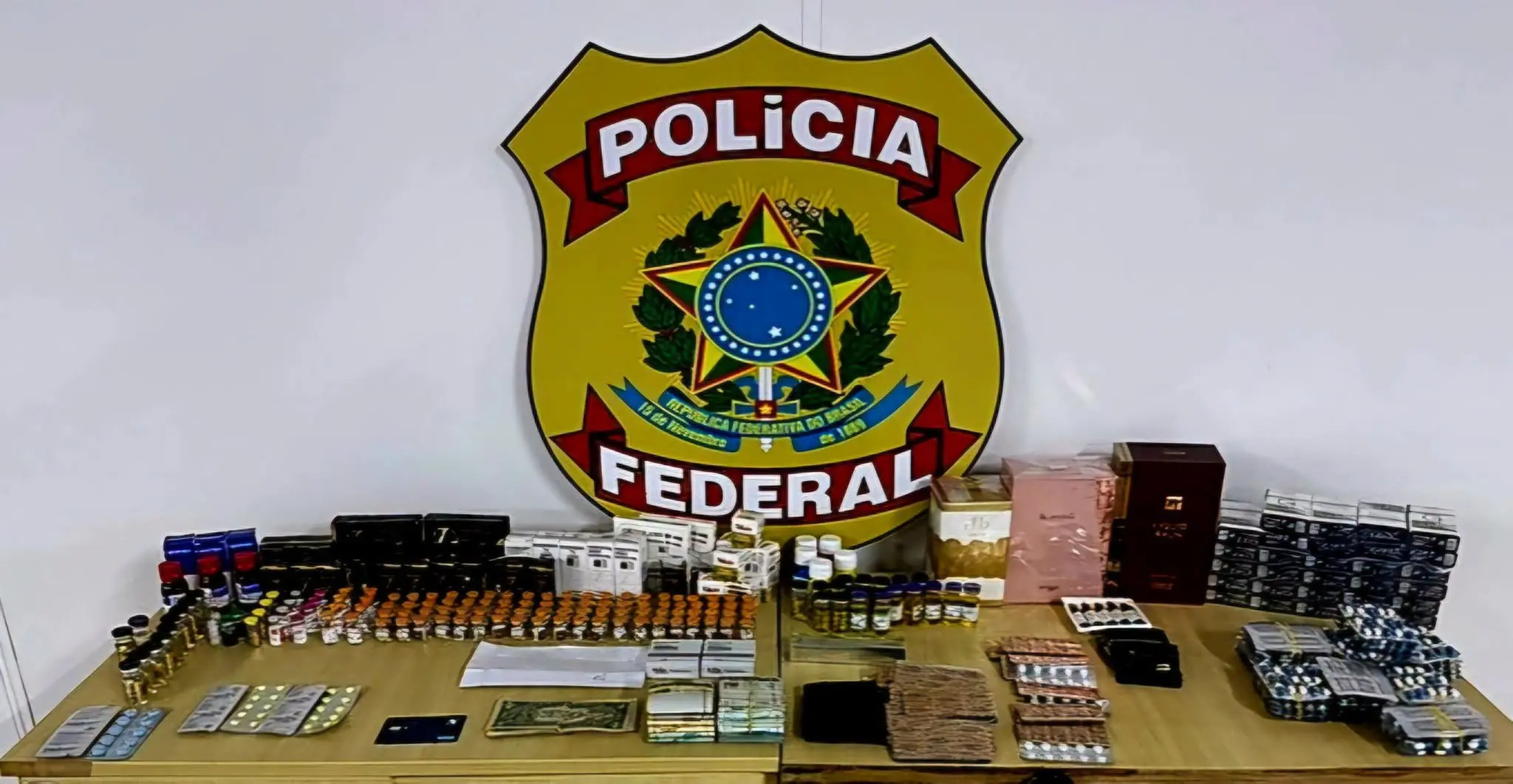 PF prende três pessoas e apreende medicamentos para emagrecimento, anabolizantes e produtos irregulares em Paranaguá 1 Os policiais federais apreenderamcentenas de unidades de medicamentos para emagrecimento, anabolizantes, hormônios, cigarros e mercadorias diversas sem a documentação necessária – Foto: PF