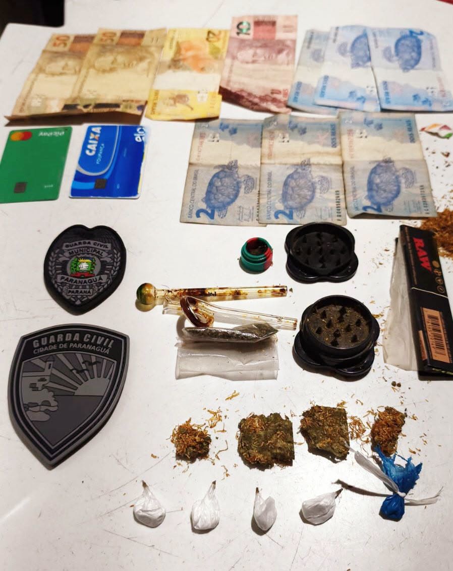Forças de segurança apreendem drogas e capturam foragido da Justiça na Ilha do Mel 1 Os guardas municipais encontraram com o abordado, pedaços de maconha, porções de cocaína, dinheiro trocado e material do tráfico – Foto: GCM