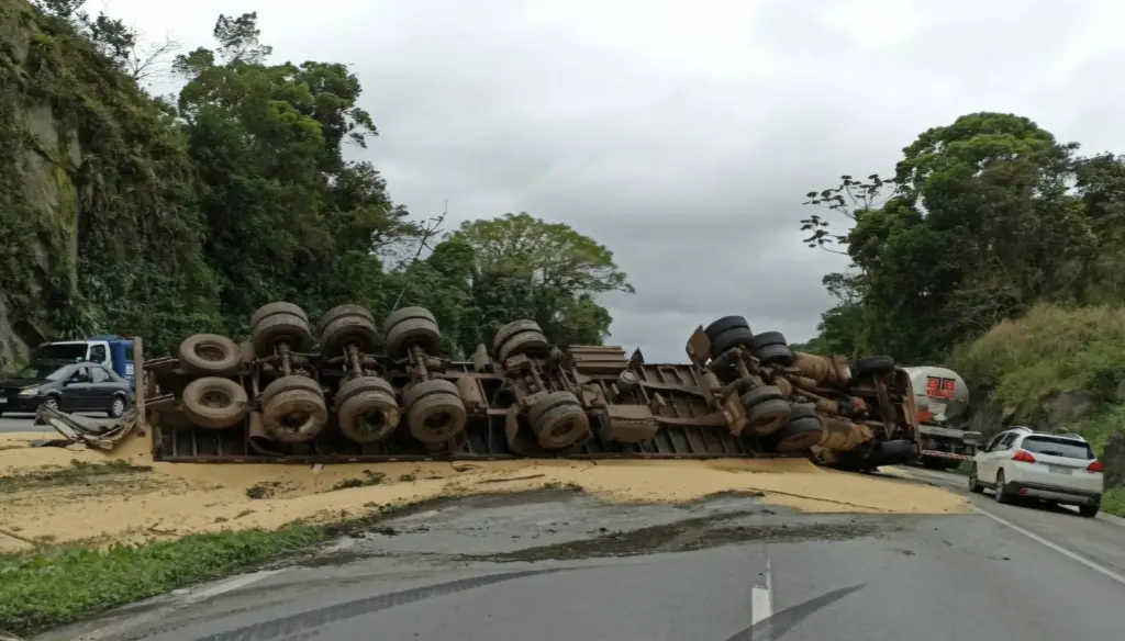 Caminhão carregado com farelo de soja tomba na BR-277, em Alexandra 2 O motorista do caminhão, que estava carregado com farelo de soja, sofreu ferimentos leves- Foto: PRF