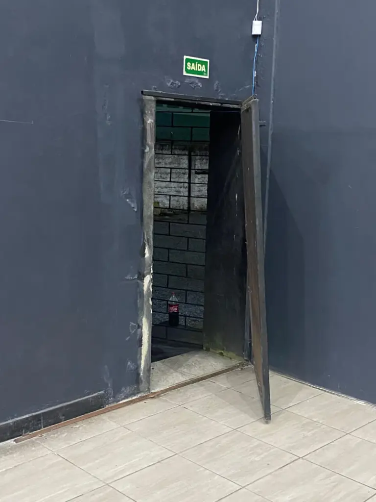 Câmeras de segurança flagram indivíduo invadindo igreja em Paranaguá, criminoso furtou três notebooks 2 foto03