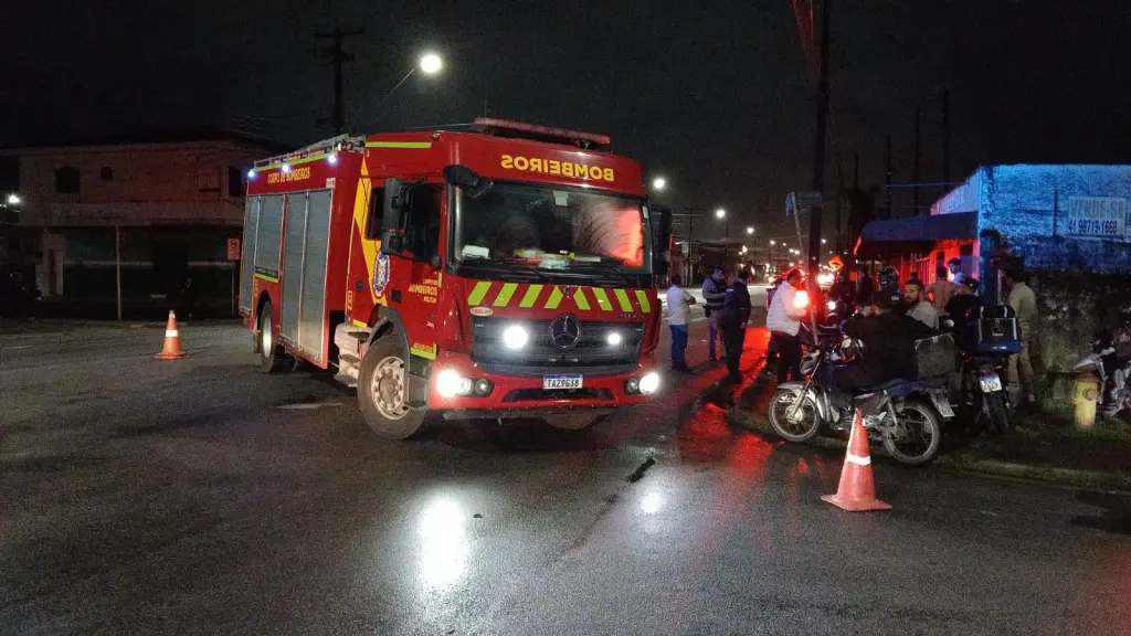 As motocicletas bateram em um trecho da Avenida Bento Munhoz da Rocha Neto, na região da Vila dos Comerciários, em Paranaguá-  Foto: Redes Sociais